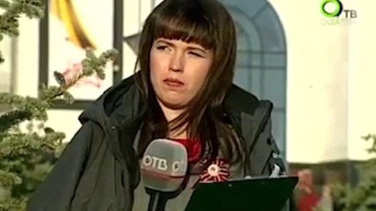 O prezentatoare TV din Rusia și-a aruncat haina de pe ea când a intrat în direct