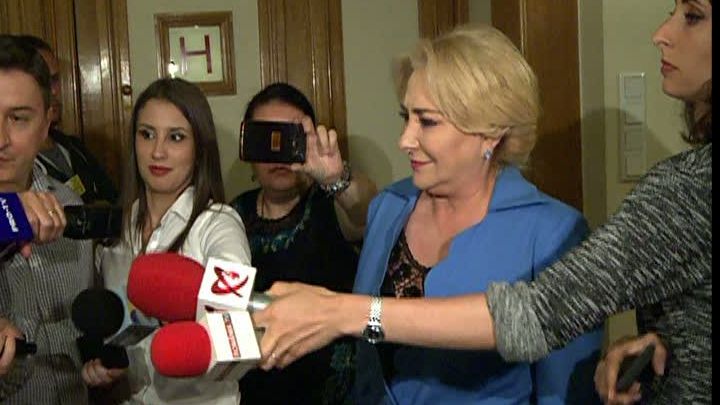 Premierul Dăncilă a fugit de jurnalişti, dar tot a scăpat un "porumbel"... sau doi
