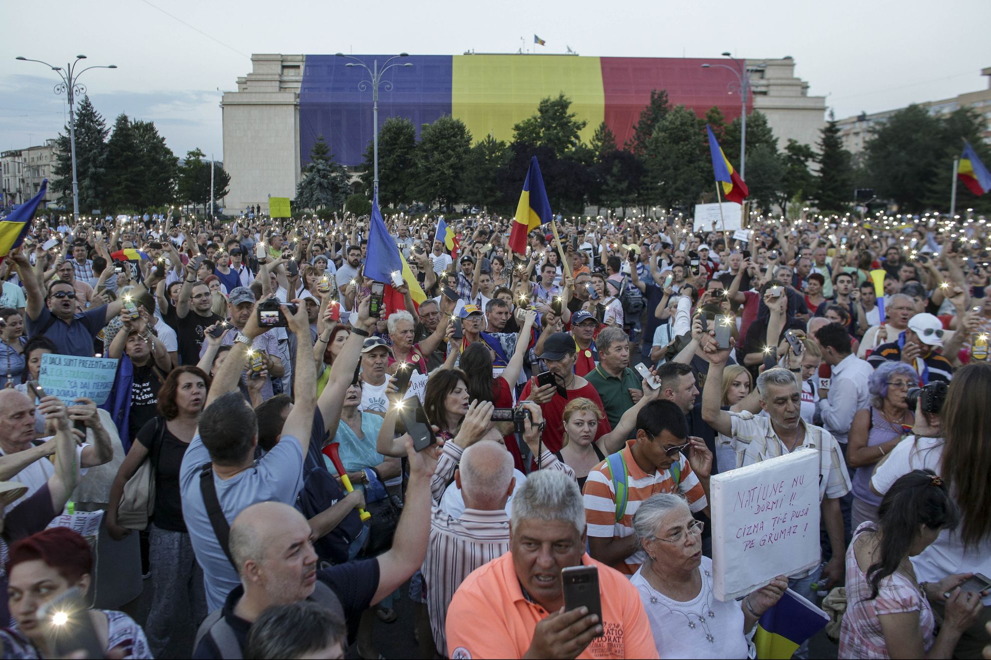 Protest în Piaţa Victoriei, cu mii de oameni. Jandarmii, intervenții cu gaze lacrimogene