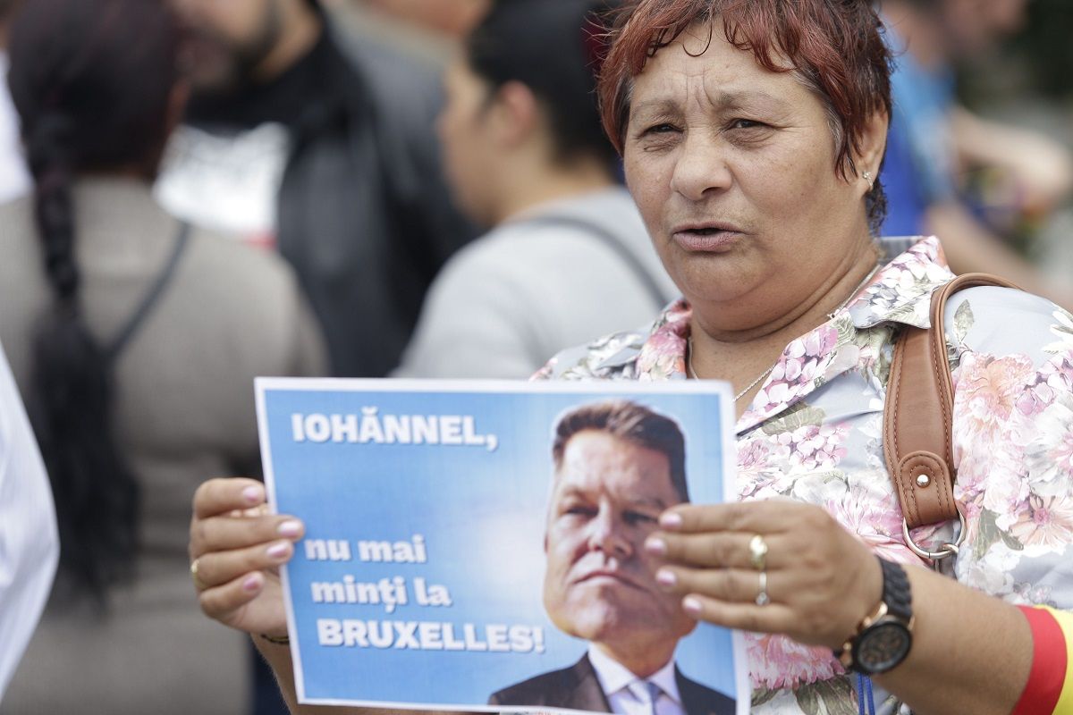 Cum arată protestul anti-Iohannis de la Cotroceni. Oamenii au strigat "Jos statul paralel!"
