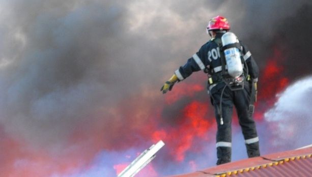 Incendiu puternic la un depozit de mobilă din Aiud