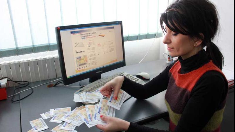 Angajații primesc tichete culturale. Legea a fost adoptată azi