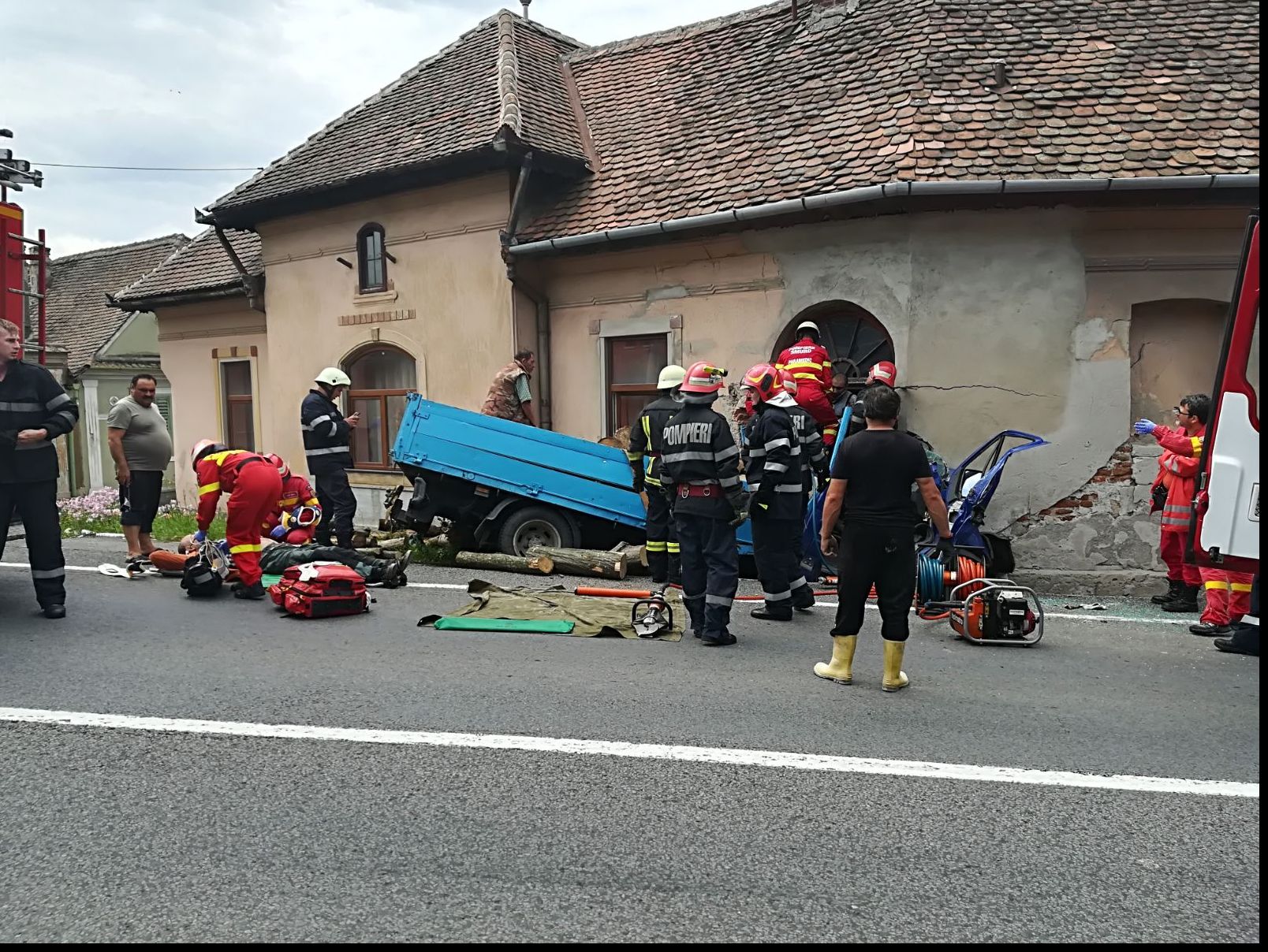 Accident pe DN1. Un camion cu lemne a intrat într-o casă, la Apoldu de Sus