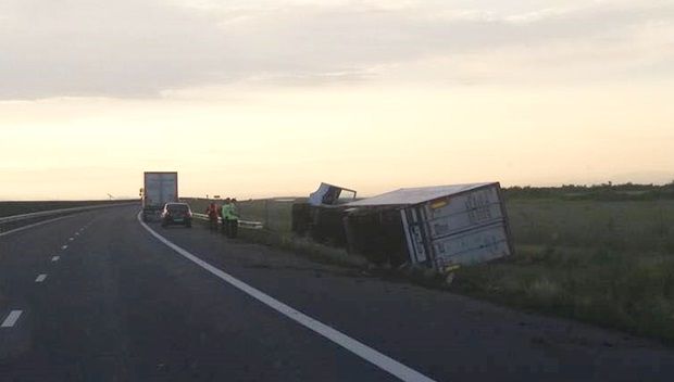 Accident spectaculos pe A1: un TIR s-a răsturnat în afara drumului