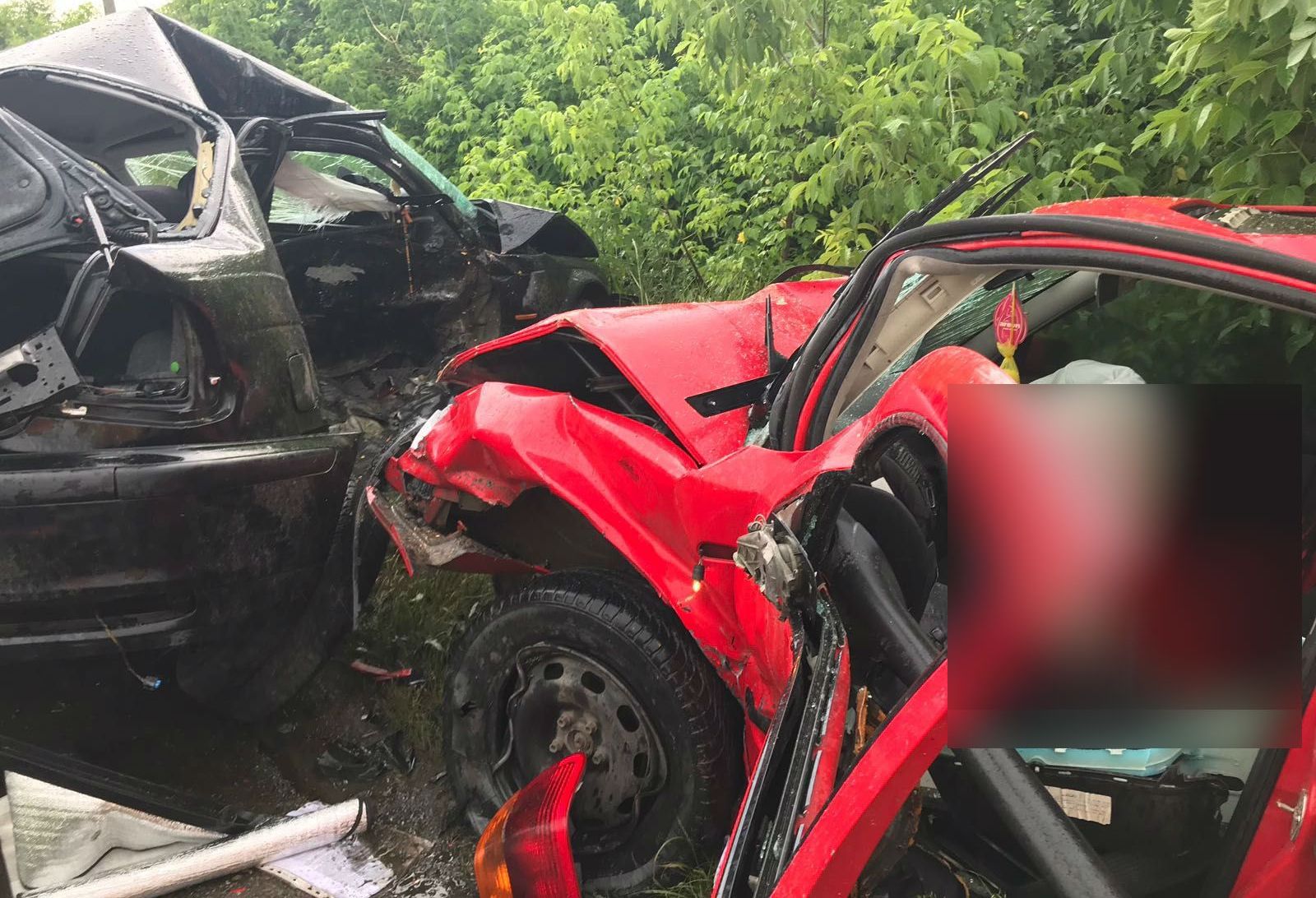 Groaznic accident în Prahova: 3 morți, inclusiv un copil. 2 mașini s-au lovit și s-au răsturnat
