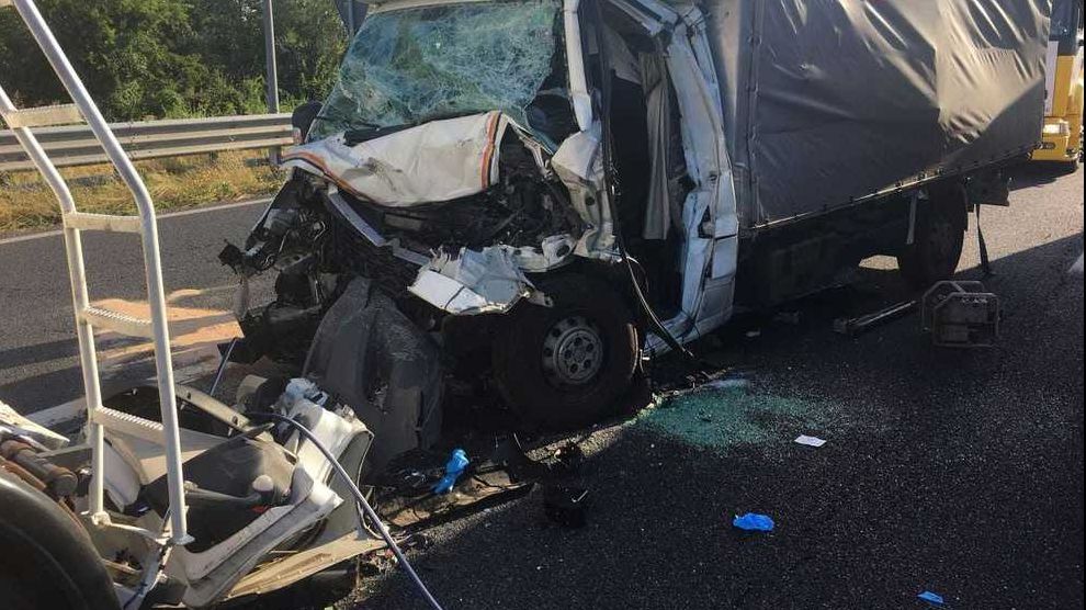 Român mort într-un accident cumplit, în Italia. Impact violent cu un TIR