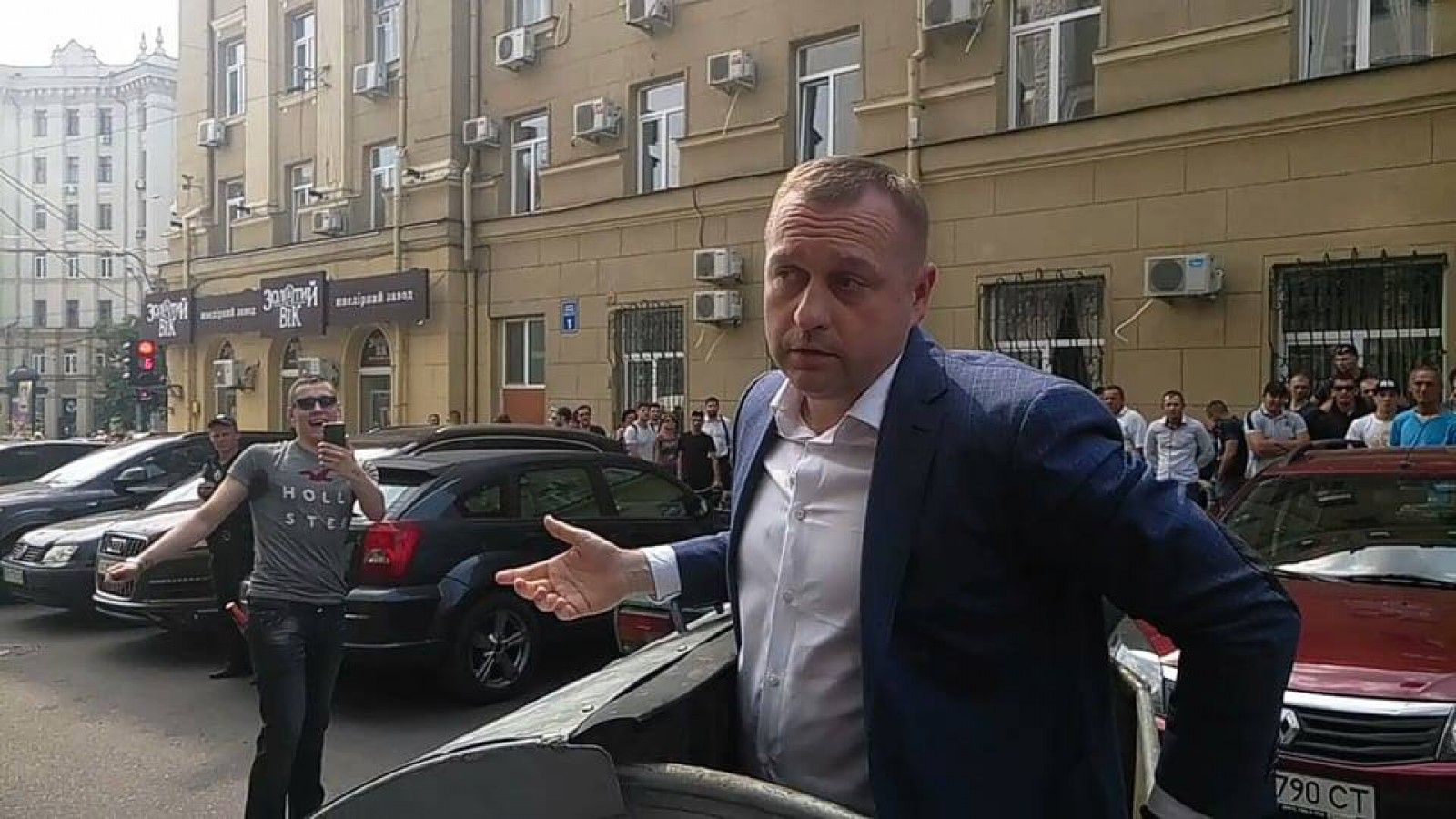Scene ireale: Un viceprimar din Ucraina a fost aruncat la tomberon de cetățenii furioși