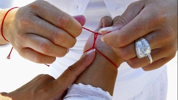 De ce creștinii nu au voie să poarte ață roșie 