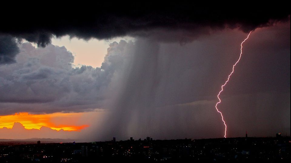 ATENȚIONARE METEO! Cod portocaliu de ploi torențiale și vijelii în 12 județe din țară 