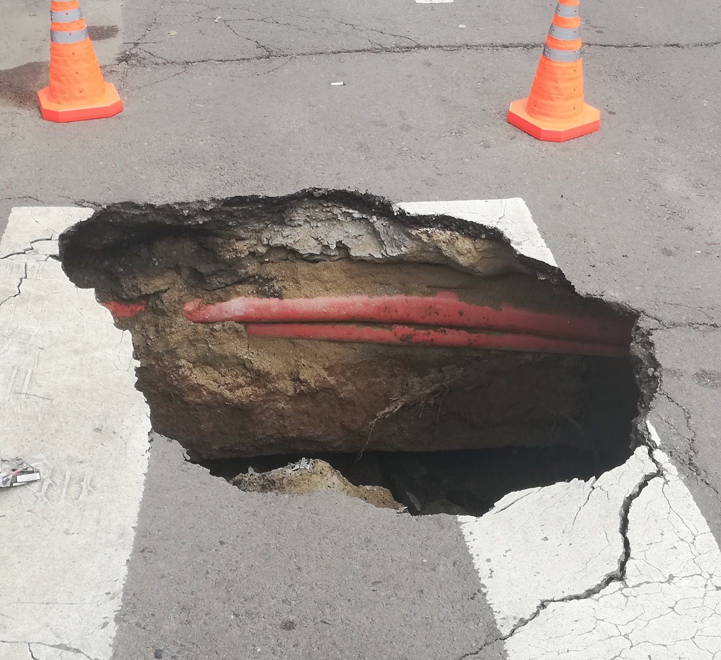 Imagini șocante în București. S-a format un CRATER în centrul orașului