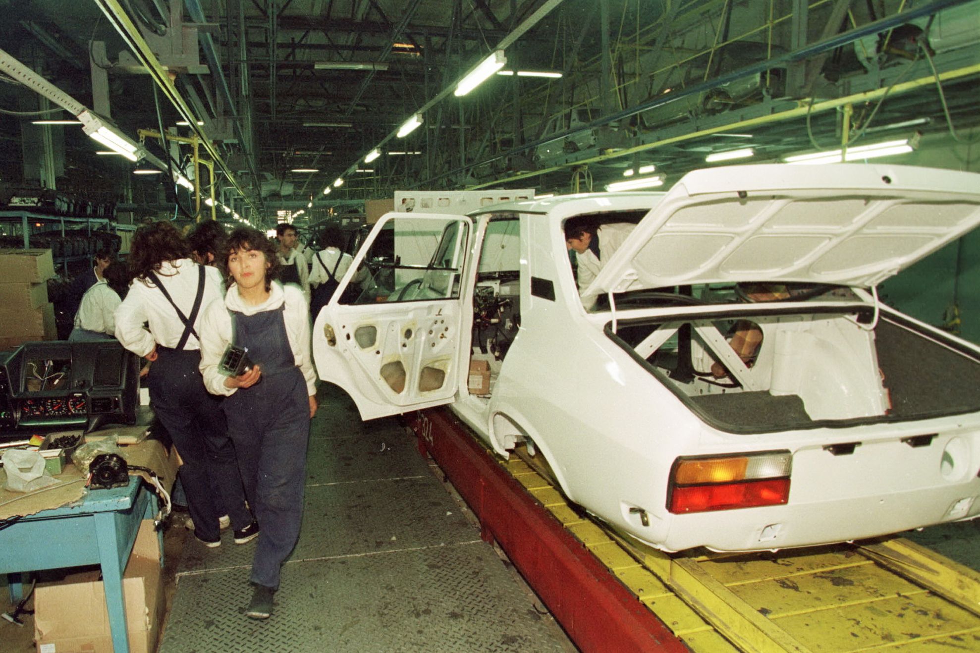 DACIA. Dacia Prototip ţinut în depozit. Maşini secrete de la Dacia, doar pentru privilegiaţi