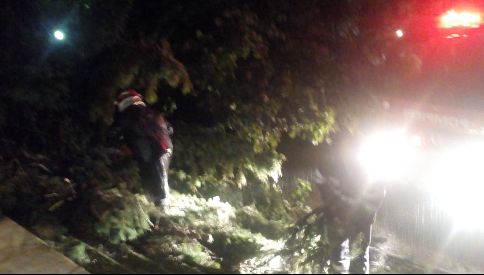 Furtună puternică la Râmnicu Vâlcea. Acoperișul unei benzinării, prăbușit peste mașini