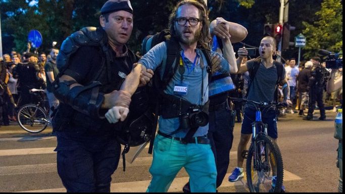 Jurnalistul german reținut la protestele din Capitală a câștigat procesul cu Jandarmeria