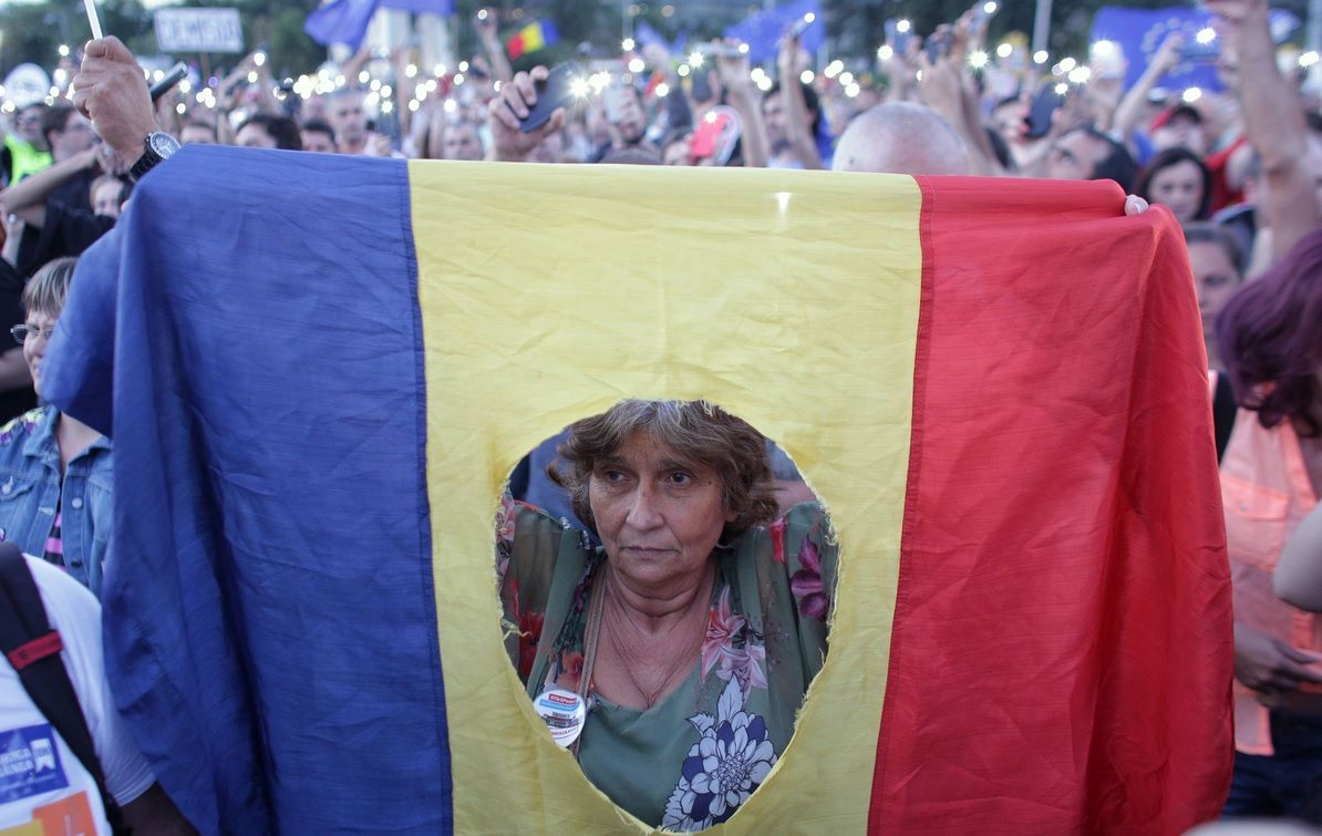 "Cod roşu de OUG". Proteste în Piaţa Victoriei şi în ţară: "Nu vrem să fim conduşi de hoţi!"