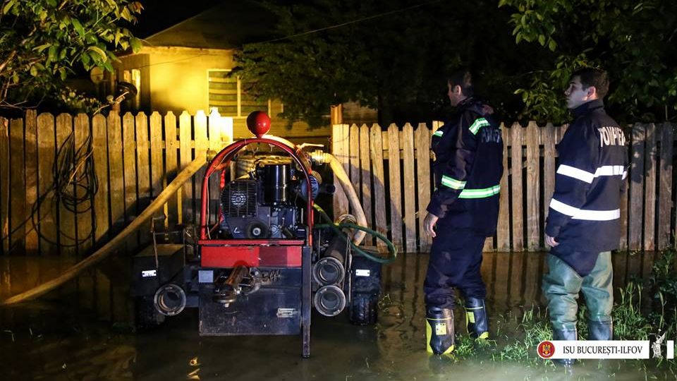 Efecte devastatoare ale ploilor în Capitală şi în Ilfov. Anunţul ISU