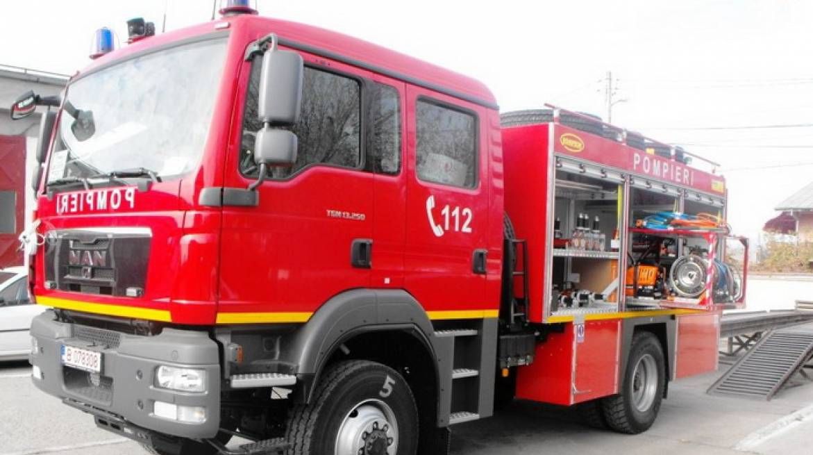 Pompieri răniţi după ce o autospecială ISU a fost lovită în plin de un şofer neatent