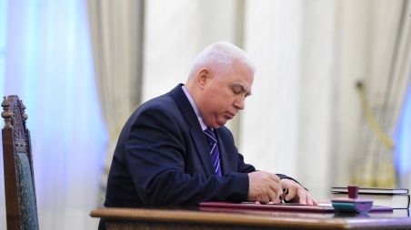 Judecătorul CCR Petre Lăzăroiu, născut Ceaușescu, obligat de instanţă să recunoască un copil