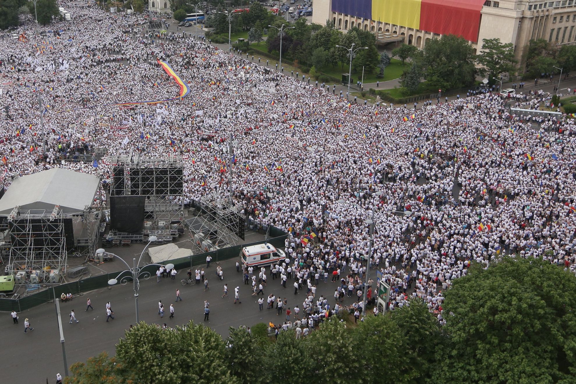 Sfârșit de miting PSD. Peste 100.000 de oameni au ascultat, fără interes, discursurile liderilor