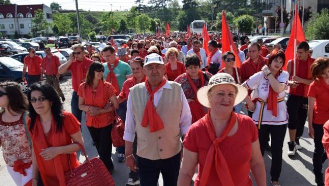 Miting PSD. Cod vestimentar şi reguli: toată lumea în alb, multe steaguri mici, şefi de grup