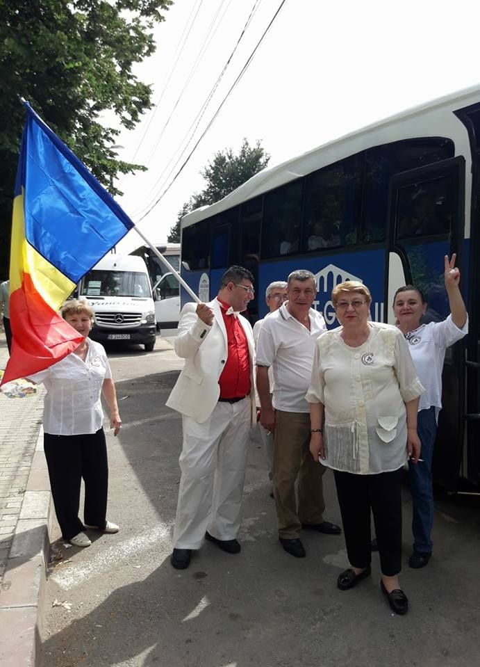 Blocaj pe DN65, spre Capitală, blocat de autocarele PSD. Se circulă bară la bară