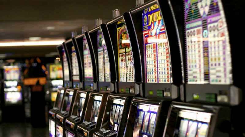 Au furat un aparat de cafea ca să aibă bani de păcănele 