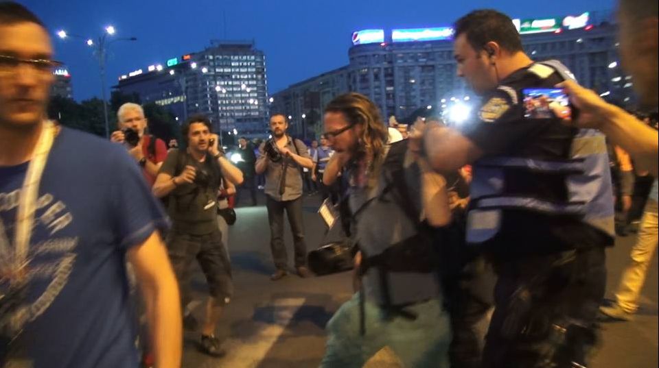 "Brațul armat al lui Dragnea se termină acolo". Mesajul ziaristului german, luat cu duba la proteste