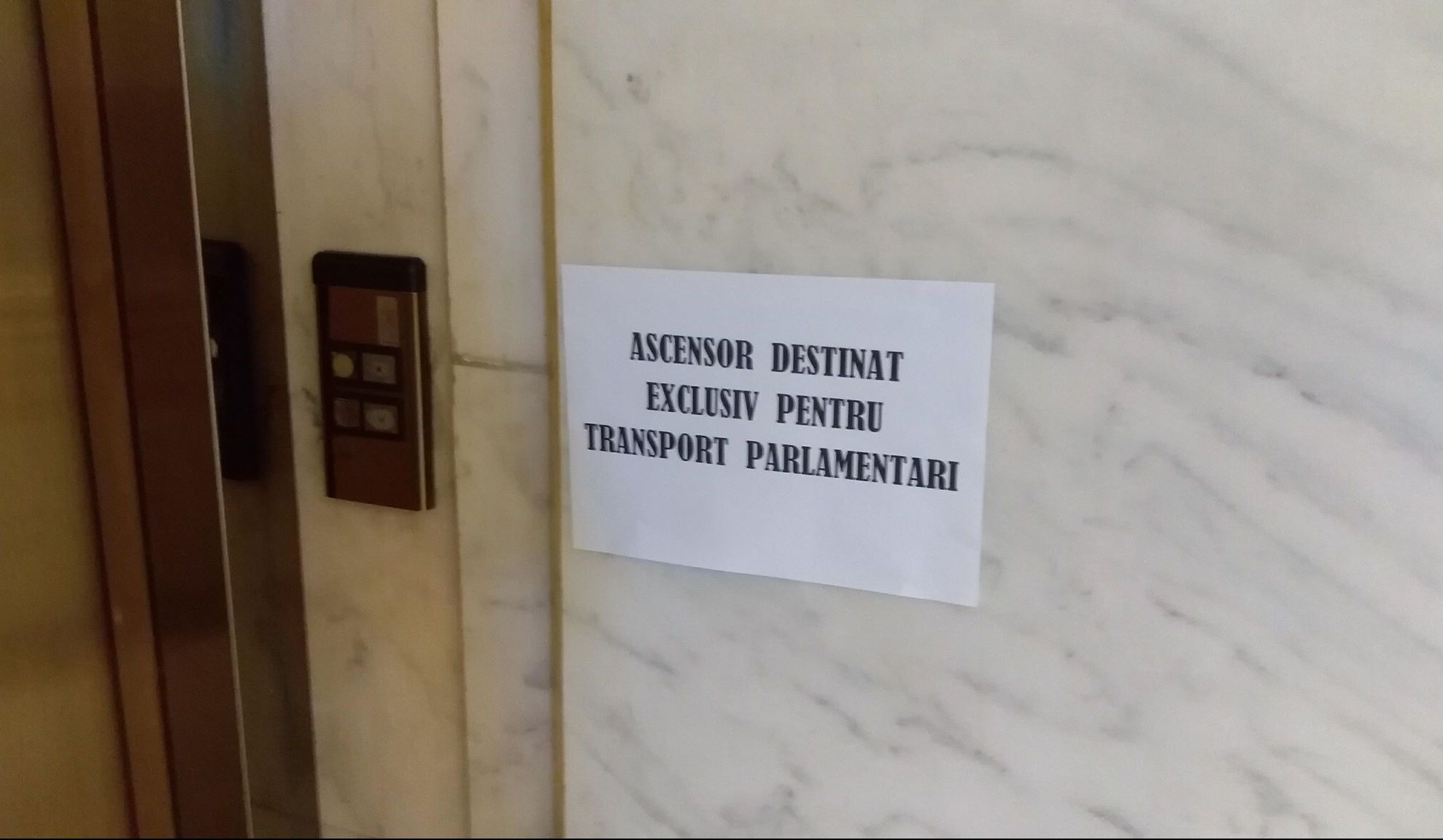 Măsuri fără precedent în Parlament: Presa, în țarc. Un lift exclusiv pentru parlamentari. FOTO
