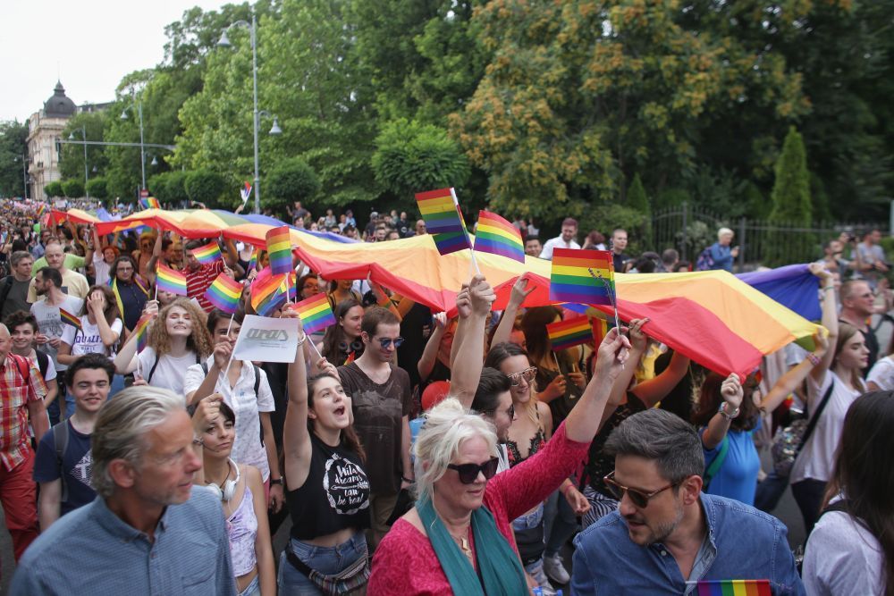 Mii de persoane au defilat pe Calea Victoriei la Bucharest Pride - FOTO