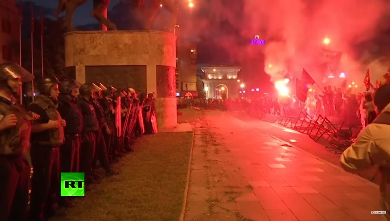Proteste și gaze lacrimogene la Skopje, după semnarea acordului de schimbare a numelui Macedoniei