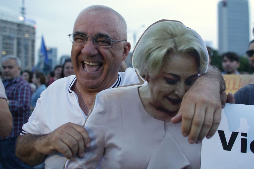 Protest REZIST, în Piaţa Victoriei. Peste 3.000 de oameni au scandat "Rezistăm, nu cedăm!"