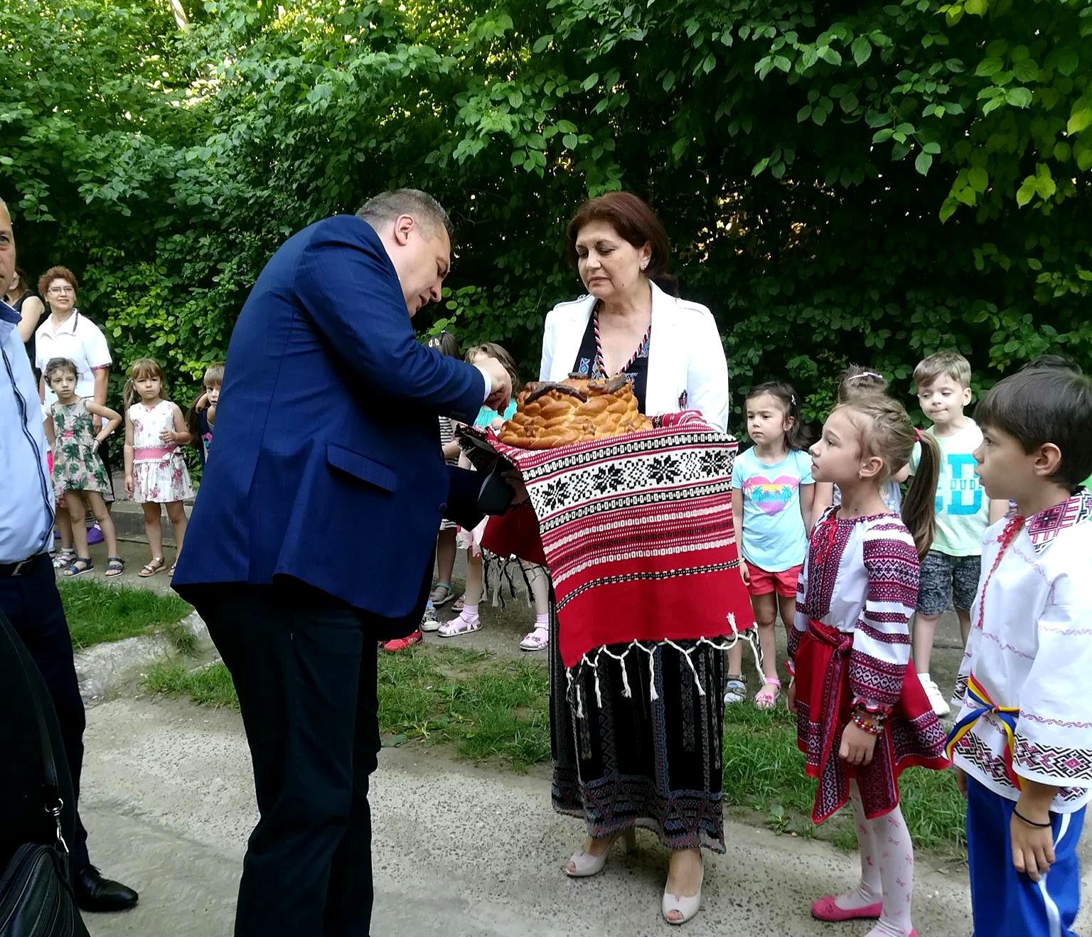 Primarul de la Tecuci, întâmpinat cu pâine şi sare la inaugurarea... unei scări de incendiu