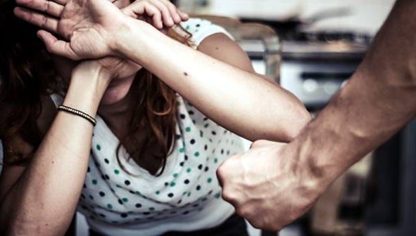 Tânără violată de propriul tată