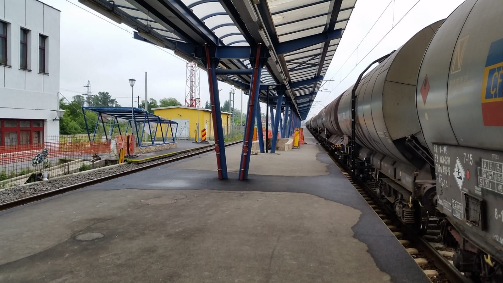 Un tânăr se află în stare gravă după ce s-a urcat pe un tren și s-a electrocutat