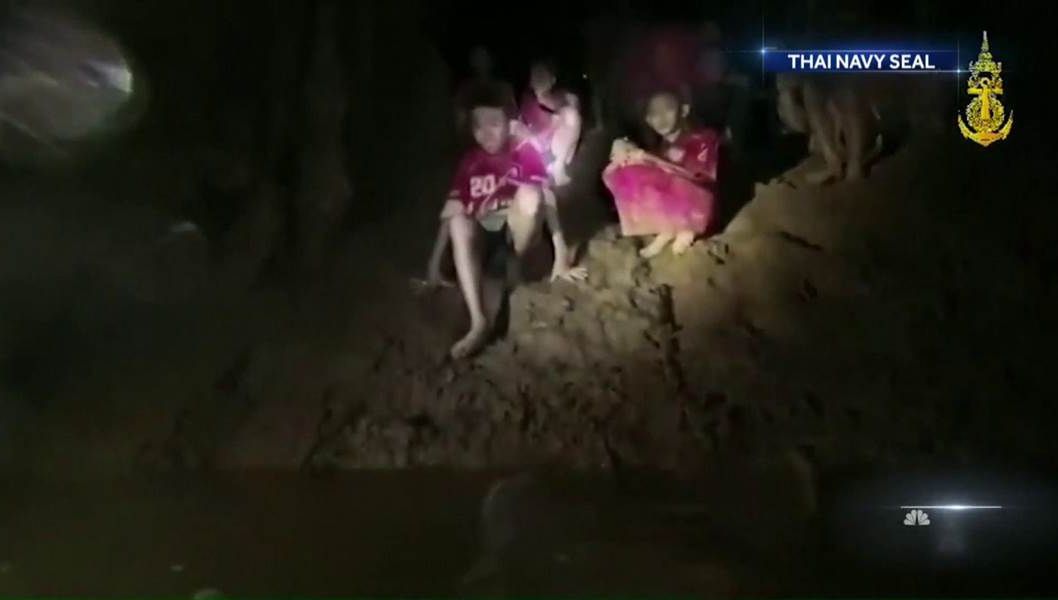 Toţi cei 12 copii şi antrenorul lor, blocaţi în peştera din Thailanda, au fost salvaţi