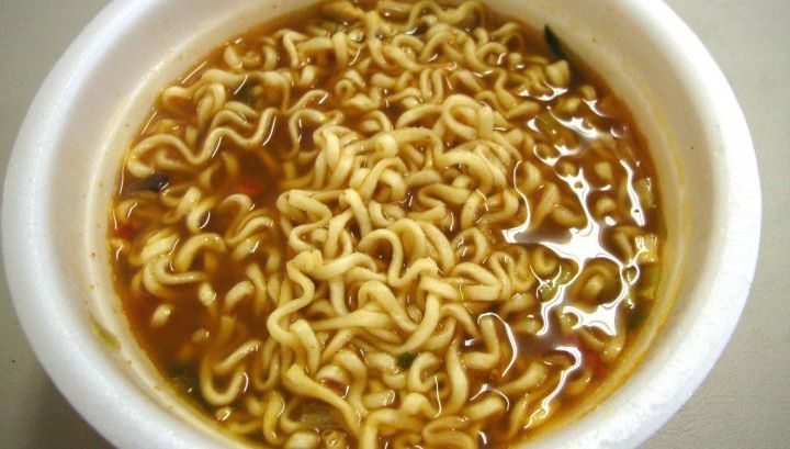 Adevărul înfricoșător despre supele instant. Din ce sunt, de fapt, făcute