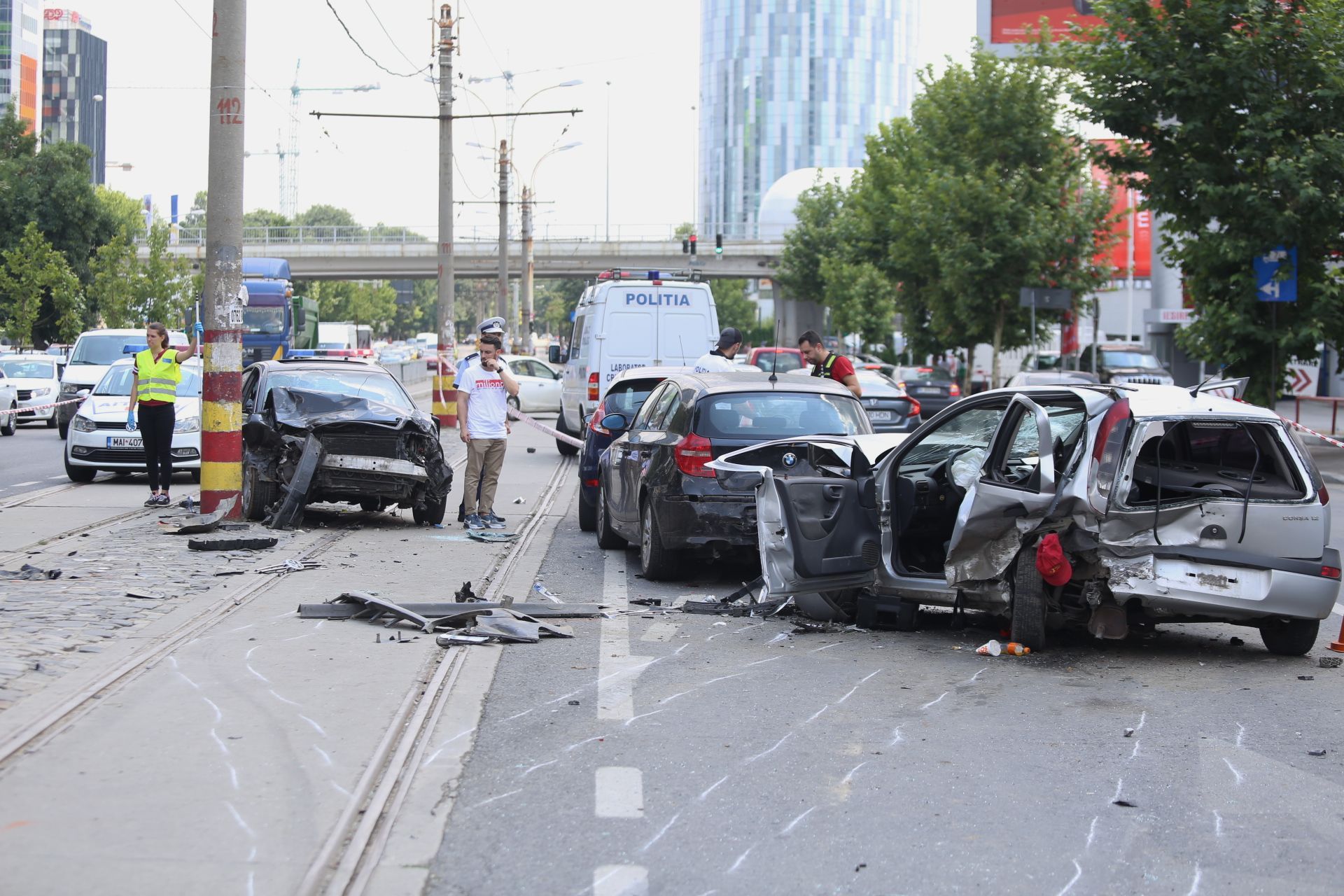 Accident cu șase mașini avariate în zona Aviației din Capitală. Șoferul vinovat, dat în urmărire