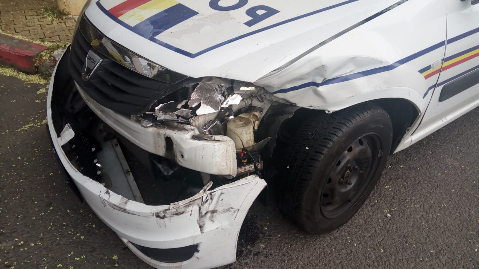 Maşină de poliţie aflată în misiune, implicată într-un accident grav