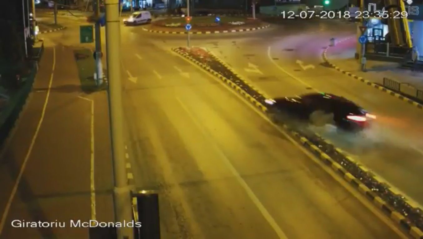 Accident spectaculos în centrul Sucevei. Șoferul și pasagerul fug, abandonând mașina. VIDEO