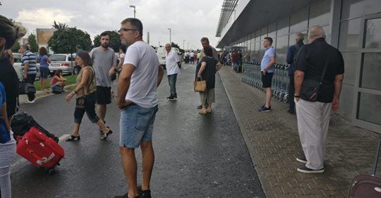 UPDATE: 600 de oameni evacuaţi de pe aeroportul Sibiu din cauza unui spray iritant (VIDEO)