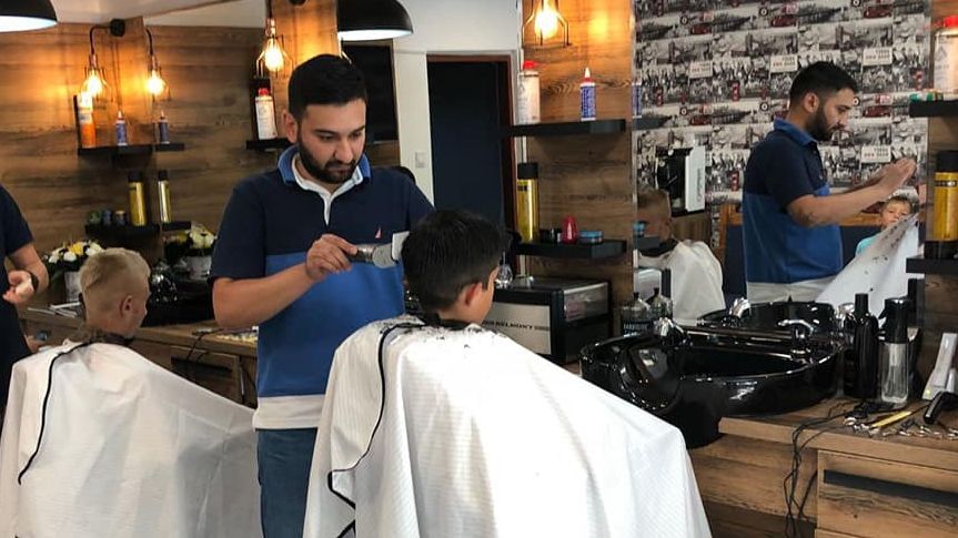 După 5 ani de Anglia s-a întors în orașul natal și a adus conceptul de barber shop 
