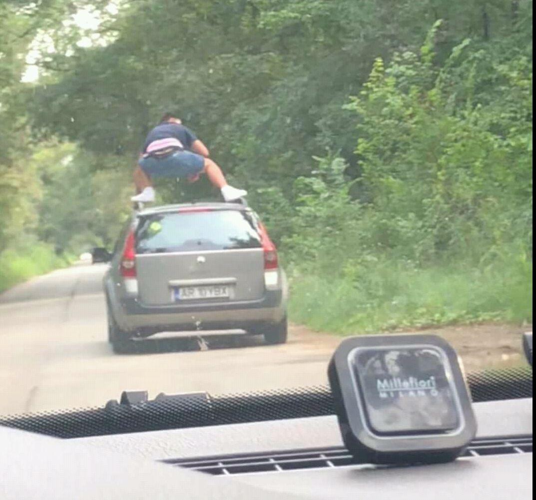 Tarzan din pădurea Ceala. A lăsat volanul și a urcat pe propria mașină în mers