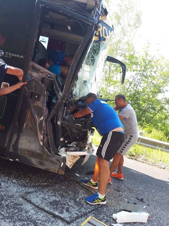 Autocar cu juniori români la handbal, implicat într-un accident în Muntenegru 