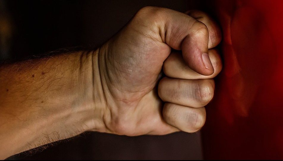 Un angajat al MAI este acuzat că a bătut un adolescent de 14 ani în Ploieşti