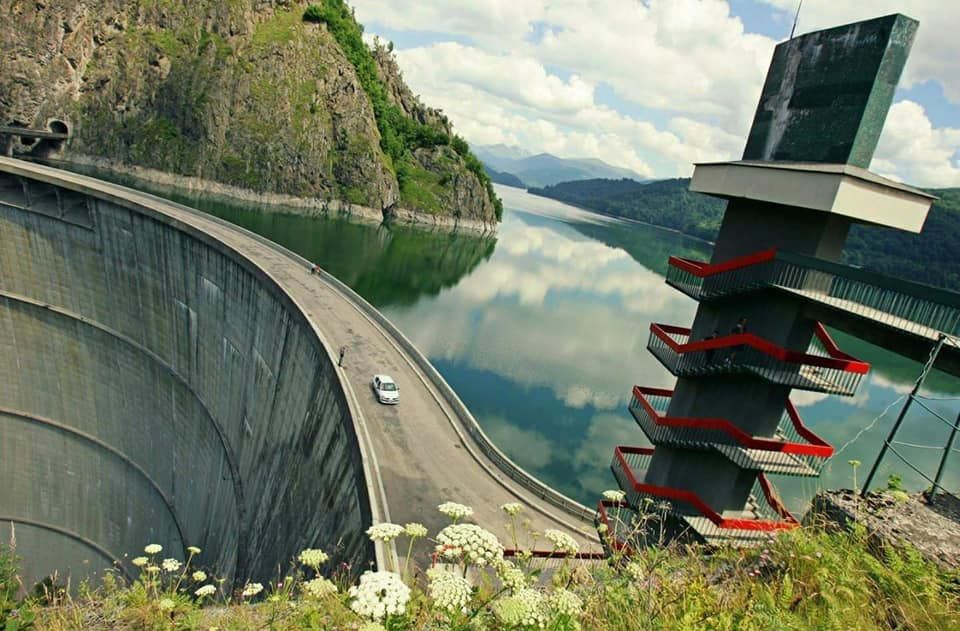 Spectacol al naturii, barajul Vidraru aproape de capacitate maximă