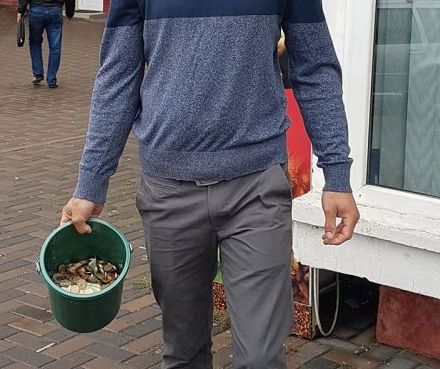 Le-a dat să aibă! Supărat pe ANAF, un bărbat a venit cu găleata