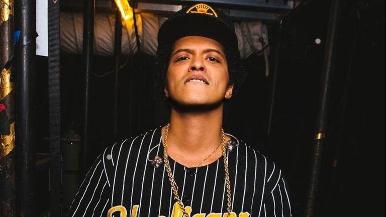 Moment de panică la concertul lui Bruno Mars! Scena a luat foc. Iată care este starea cântărețului