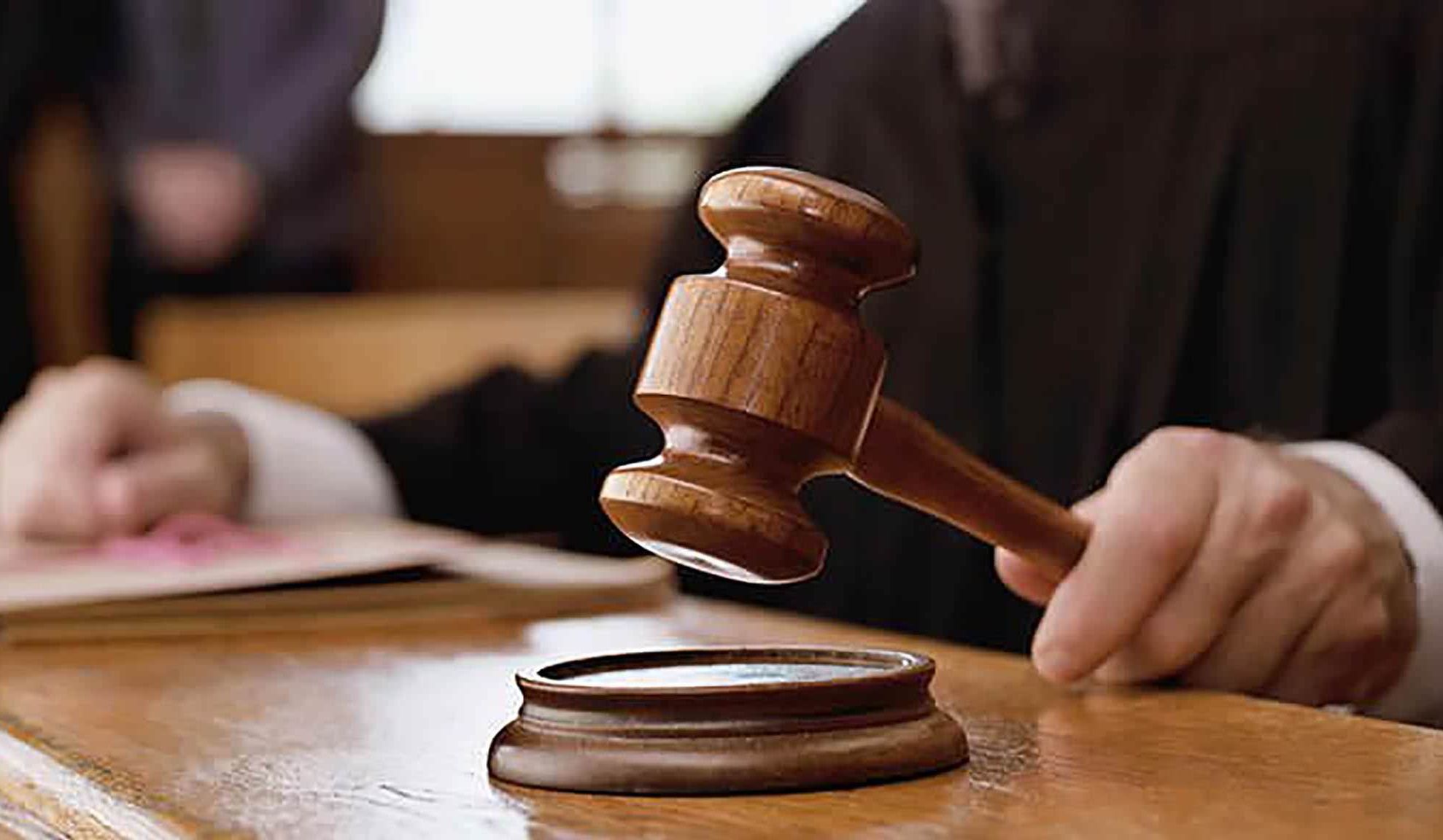 S-a aruncat din maşină după o ceartă cu nevasta şi apoi a dat-o pe femeie în judecată. Motivul...