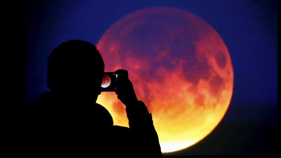 Eclipsă totală de Lună. Va fi vizibilă şi în România