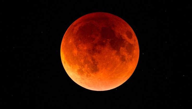 Eclipsă totală de Lună pe 27 iulie. Cum o poţi urmări din România