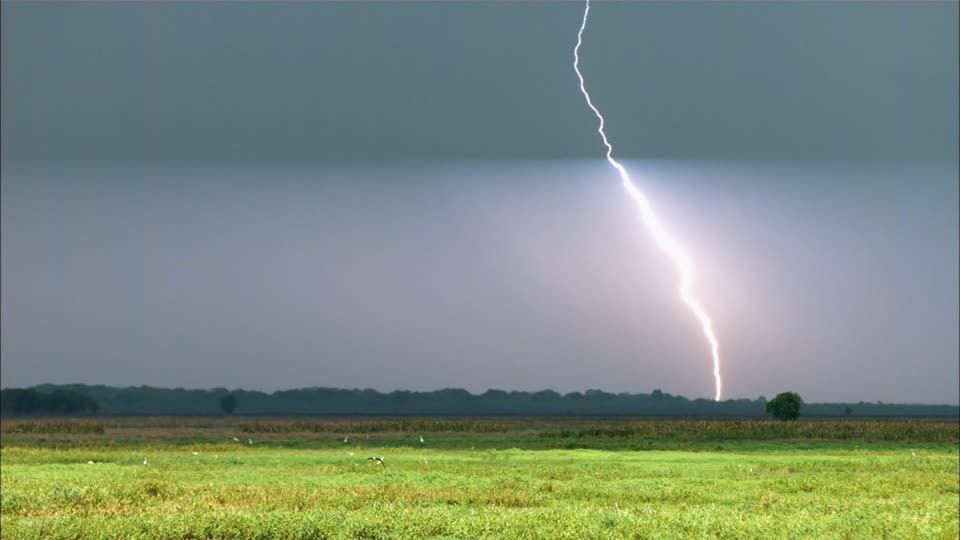 Ce să nu faci niciodată când tună şi fulgeră: Îţi poţi risca viaţa!